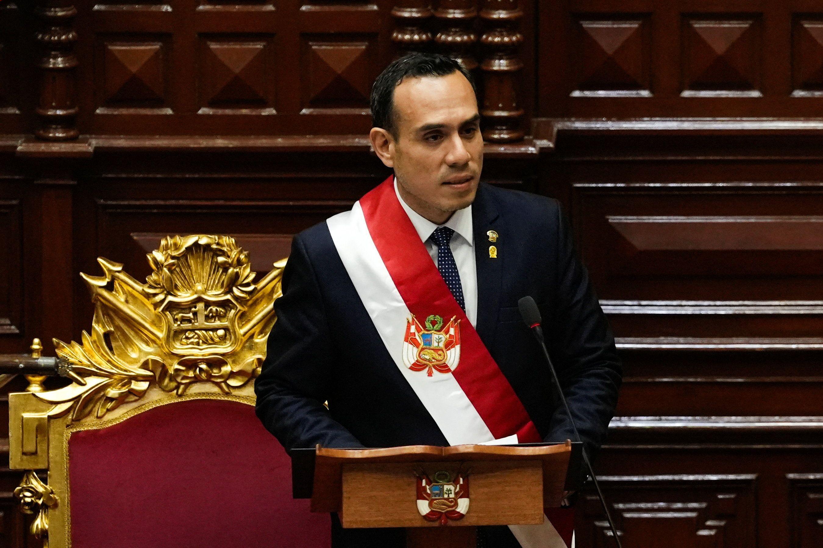 O novo presidente do Peru, José Jeri, observa durante a cerimônia de posse, depois de o Congresso votar pela destituição da ex-presidente Lina Boluarte, em Lima, em 10/10/25.