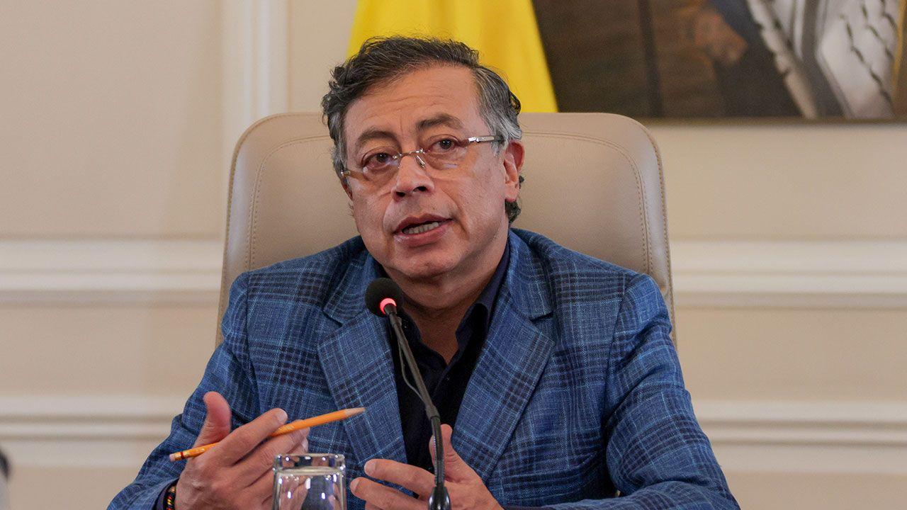 Gustavo Petro, vestido con chaqueta azul y camisa negra, sentado durante su consejo de ministros del 16 de febrero.