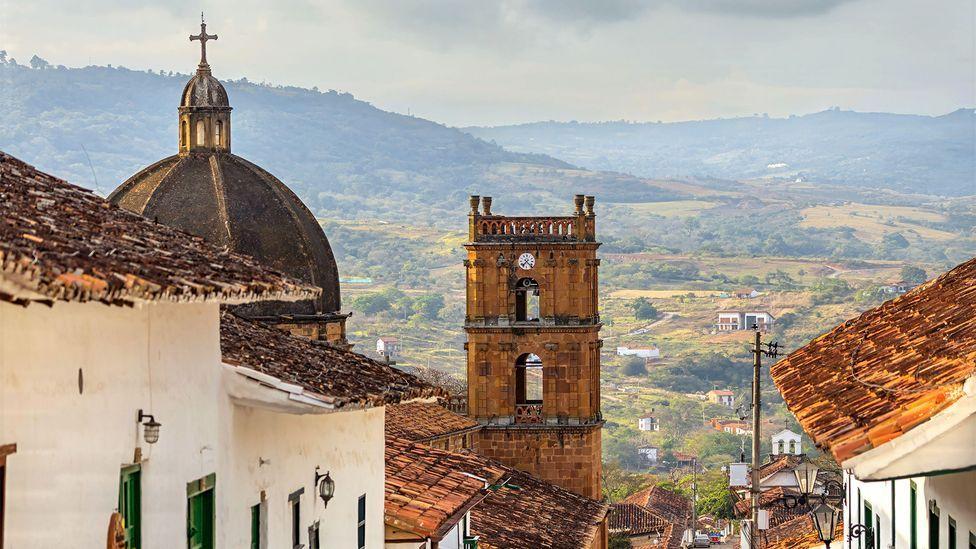 Vista de torre de igreja e telhados da cidade de Barichara, na Colômbia