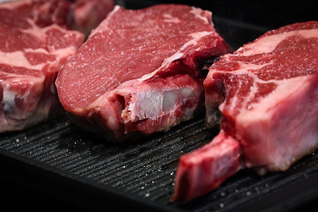 Trozos de carne en una parrila.