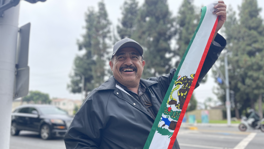 Un vecino nuestra la bandera mexicana en Paramount, Los Ángeles, Estados Unidos, el 8 de junio de 2025.