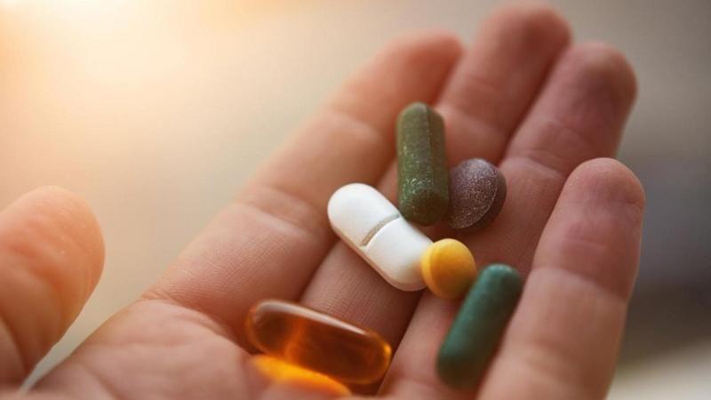 عقاقير طبية في يد أحد الأشخاص