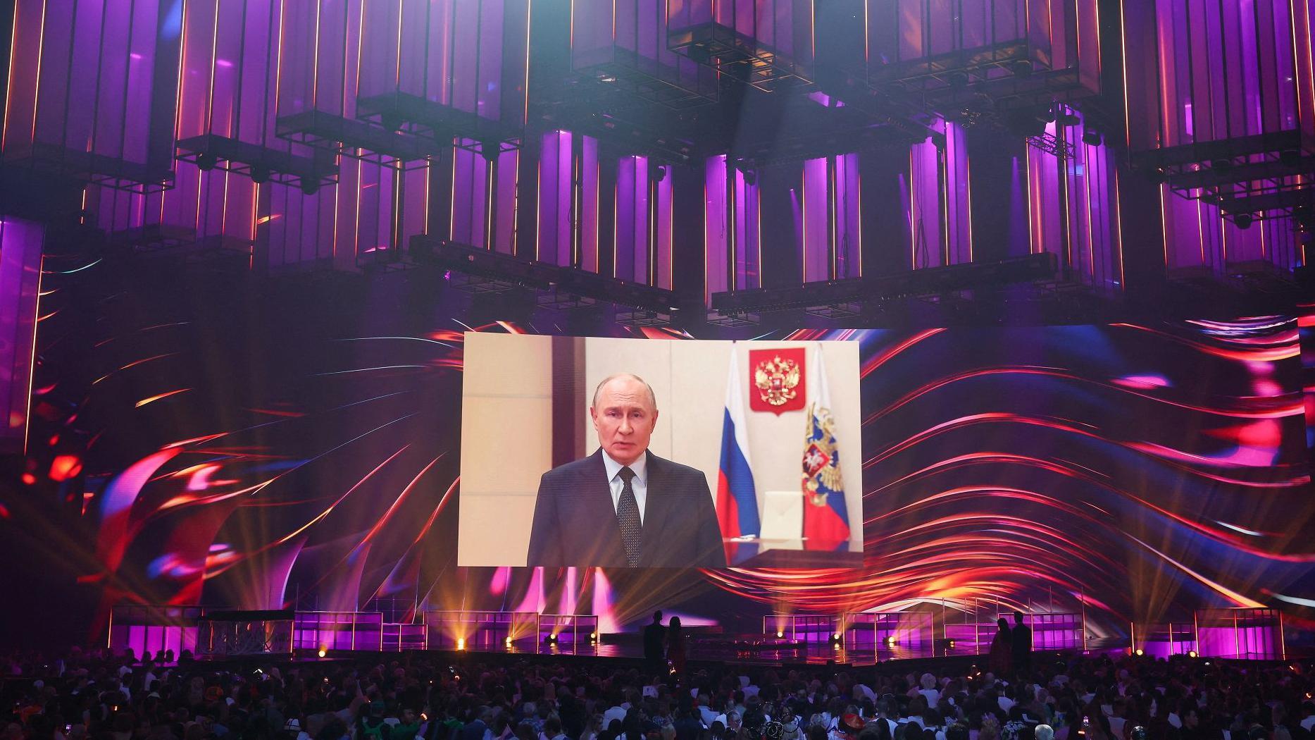 Vladimir Putin na video bimu u velikoj dvorani u video obraćanju publici