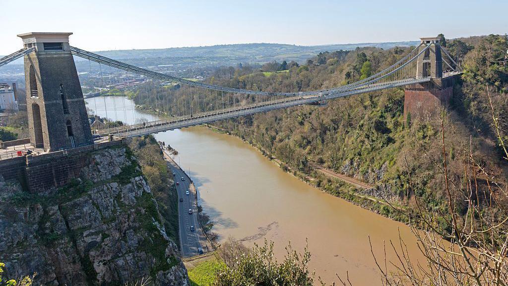 Ponte Suspensa de Clifton, em Bristol (Inglaterra), em dia de sol