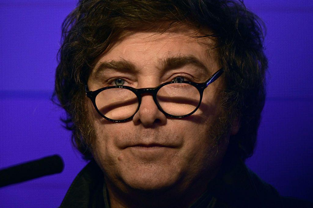 Milei com olhar sério; foto é bastante aproximada de seu rosto