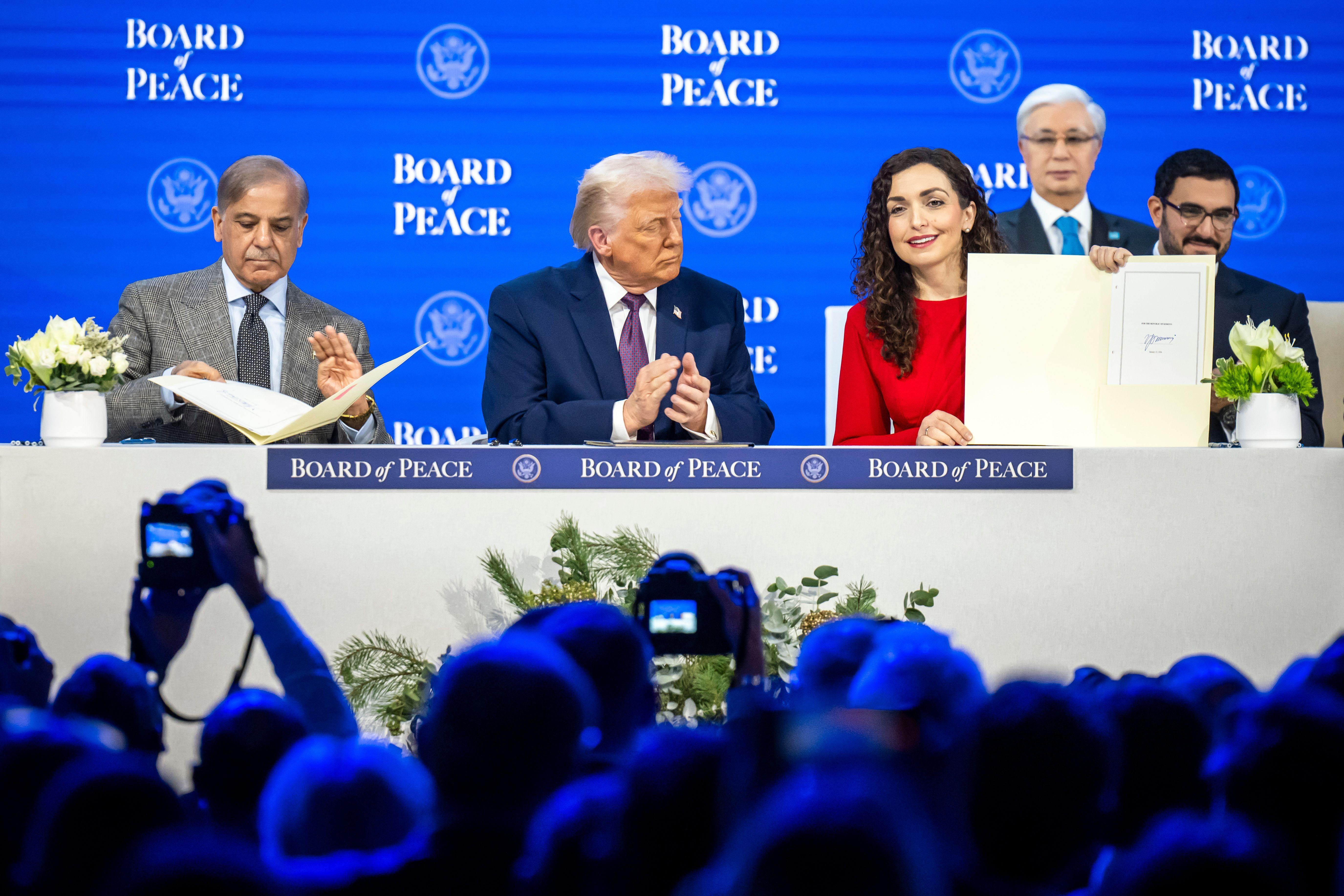 Kontroverzni Trampov 'Odbor za mir': Šta je, koga je pozvao i ko je prihvatio 3 Američki predsednik Donald Tramp (u sredini) sedi između pakistanskog premijera Šehbaza Šarifa (levo) i kosovske predsednice Vjose Osmani (desno) tokom ceremonije potpisivanja povelje „Odbora za mir“ tokom 56. godišnjeg sastanka Svetskog ekonomskog foruma u Davosu.
