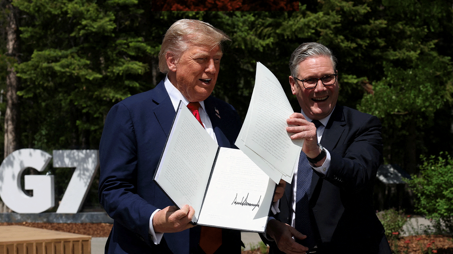 美國總統特朗普與英國首相施紀賢在七大工業國集團（G7）峰會會議期間，共同展示一份已簽署的貿易協議