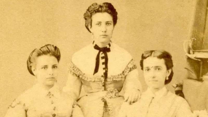 Eufrásia Teixeira Leite está de pie. Su hermana Francisca, a la derecha, y una prima a la izquierda.