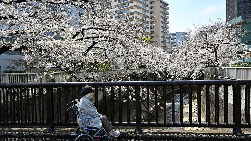 Pessoa idosa em rua no Japão