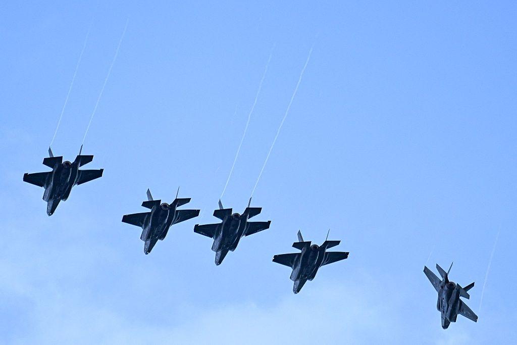 Aviones Lockheed Martin F35-B de los marines estadounidenses en preparación para aterrizar en el aeropuerto José Aponte de la Torre en Ceiba, Puerto Rico, el 13 de septiembre de 2025. 