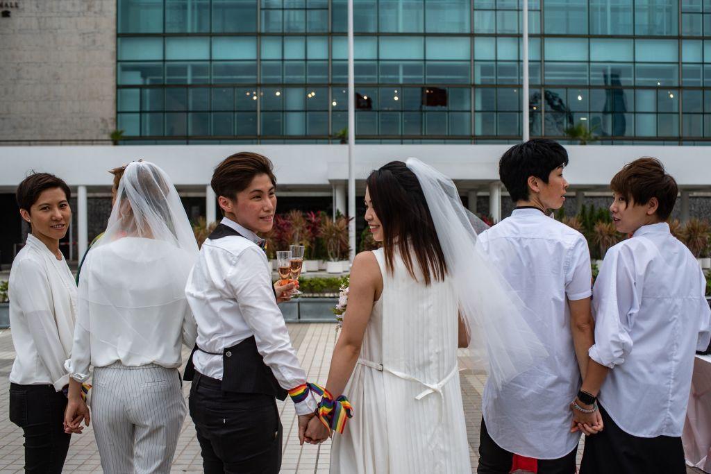 2019年5月25日，身穿結婚禮服的同性伴侶參與香港同志權益的倡議活動。