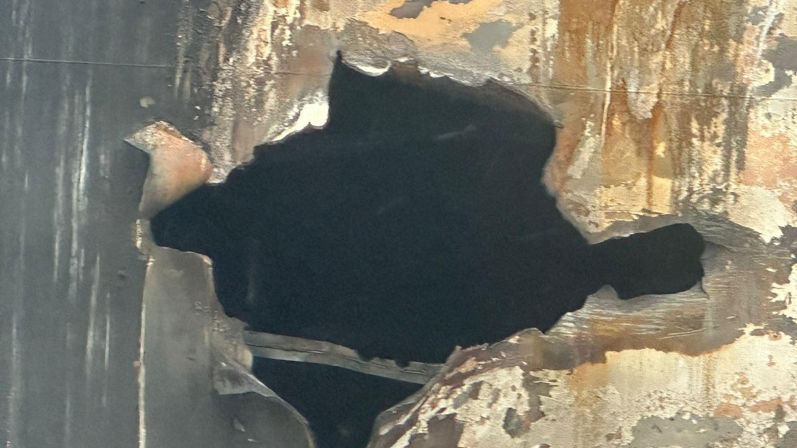 Un agujero en el casco del buque cisterna atacado por drones.