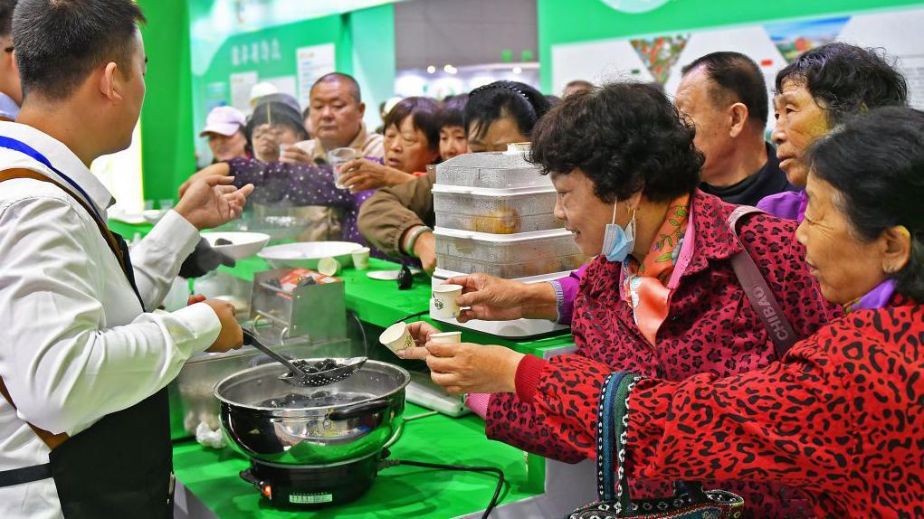 一群老人在食物博覽會上嘗鮮