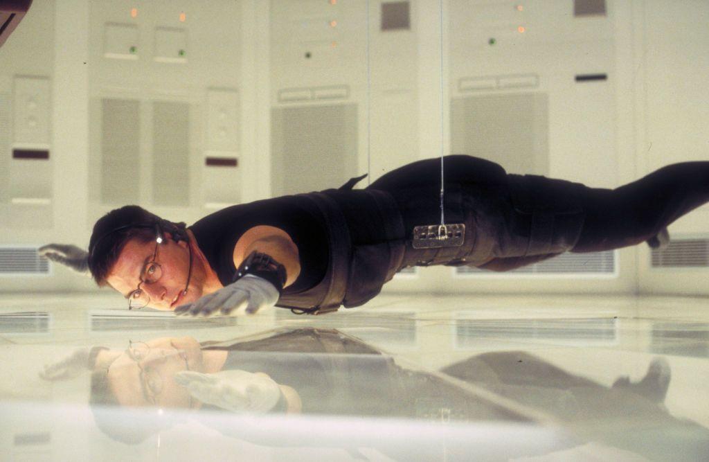 Tom Cruise colgado de una cuerda en "Misión Imposible".