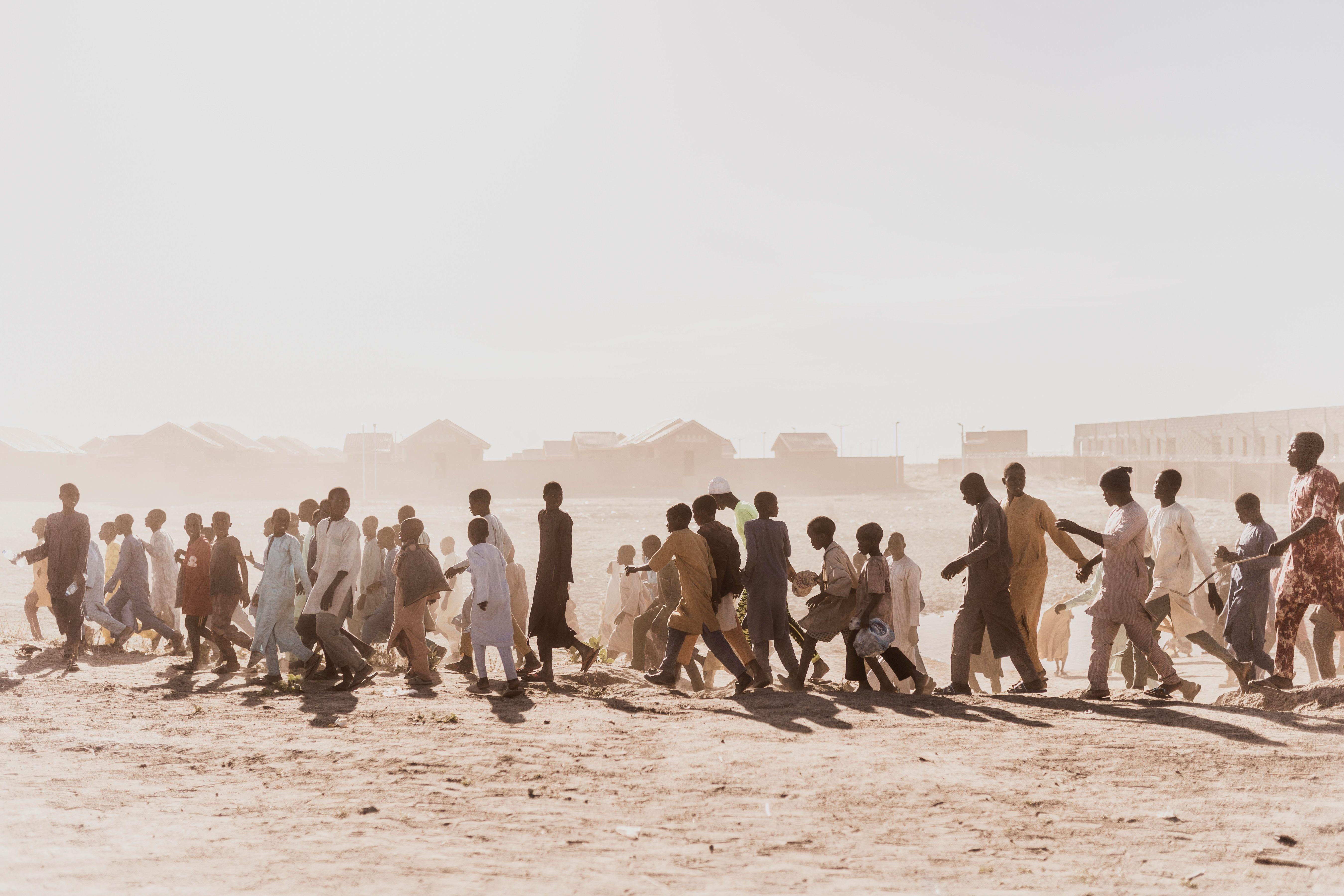 شباب من نيجيريا في قرية أعيد إعمارها بعد سنوات من العنف والهجمات المتطرفة.