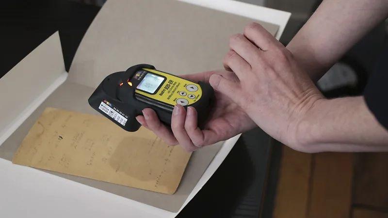 Contador preto com amarelo apontando para um pedaço de papel com uma anotação