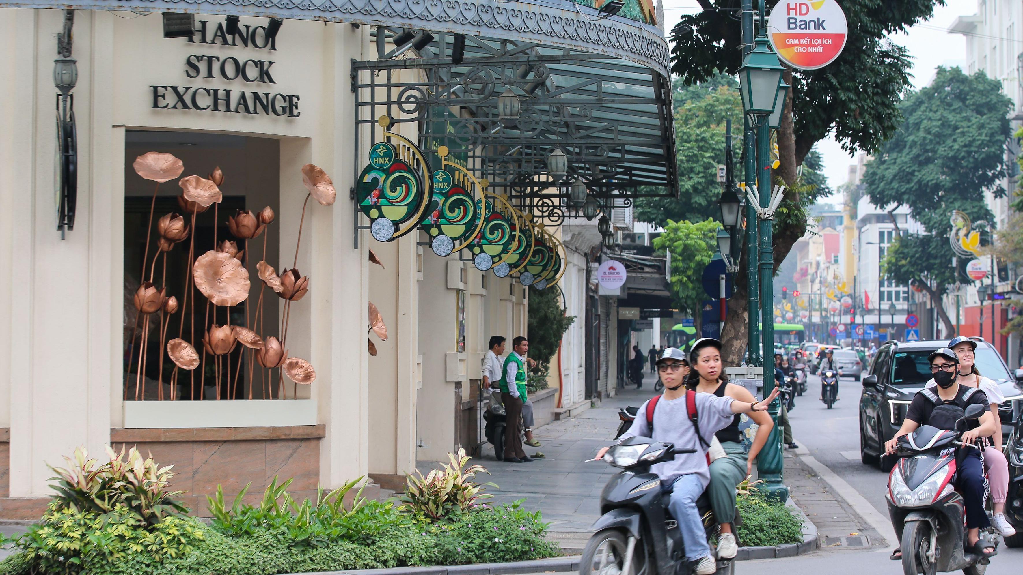 Harga saham di Vietnam merosot akibat kekhawatiran terhadap tarif Amerika Serikat, Hanoi, tanggal 08 April 2025.