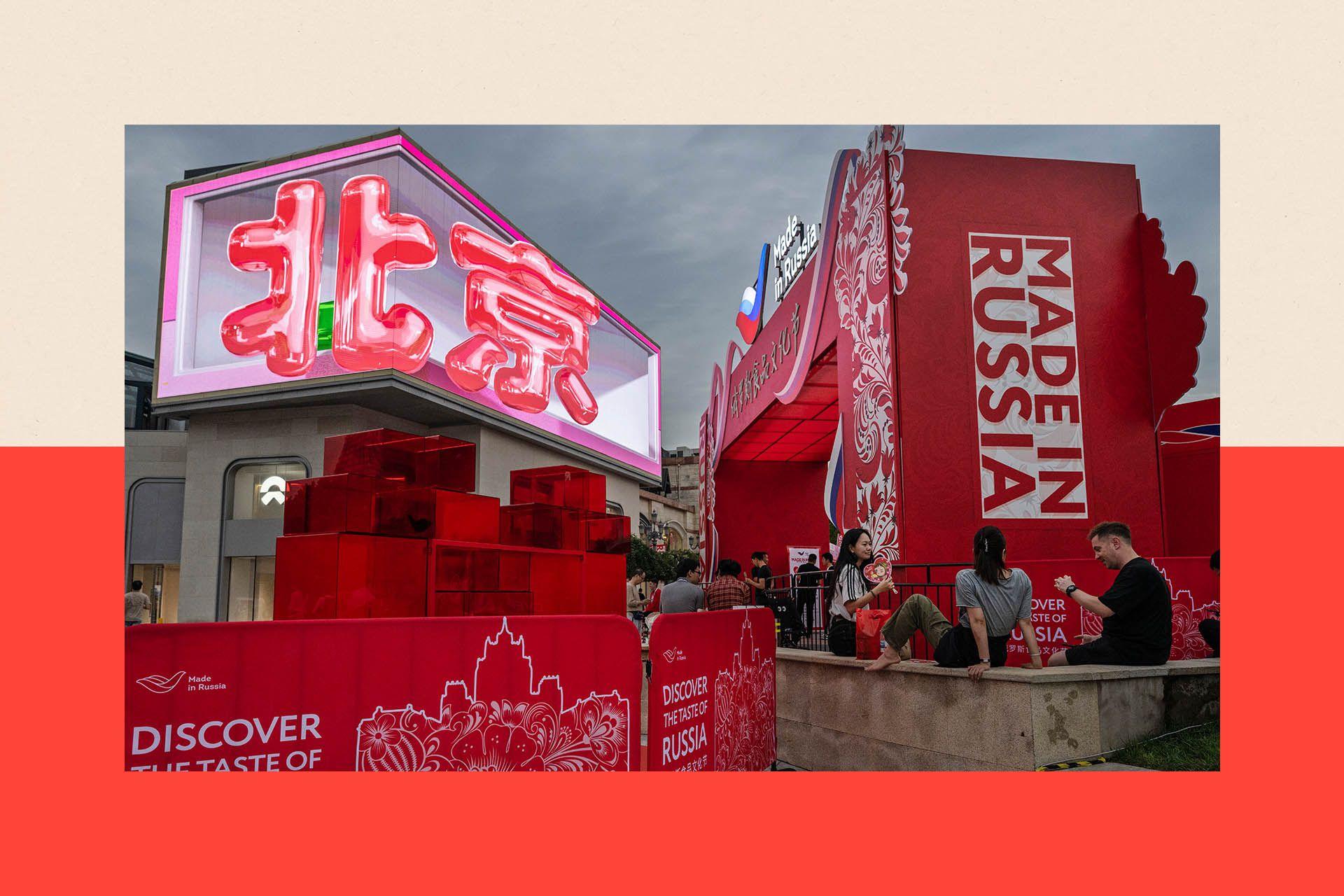 Caracteres chinos que dicen "Pekín" se observan en una gran pantalla durante un evento de promoción de productos "Hecho en Rusia" y de las relaciones con China, celebrado en un centro comercial de la capital china.