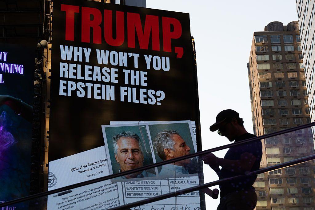 Un gran cartel en la fachada de un edificio de Nueva York pregunta: "Trump, ¿por qué no difundes los archivos de Epstein?". 