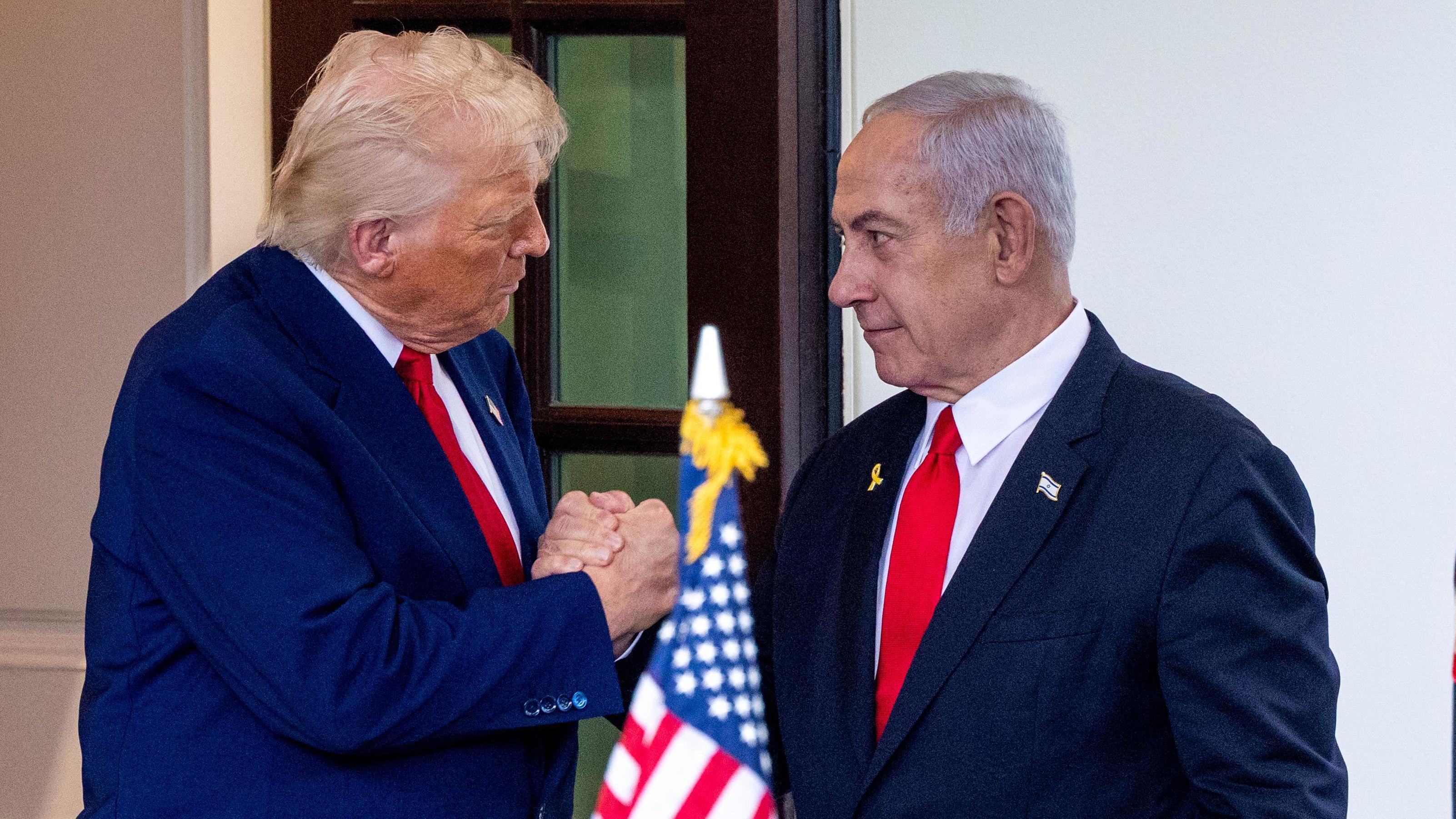 رئيس الوزراء الإسرائيلي بنيامين نتنياهو (يميناً) والرئيس الأمريكي دونالد ترامب (يساراً)