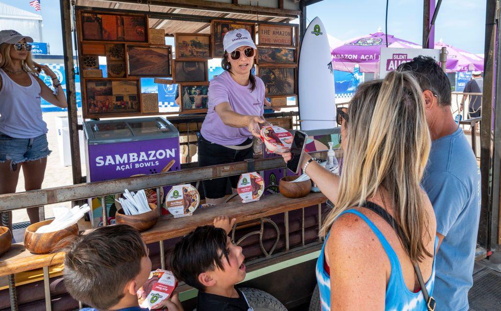 Um comércio vende açaí na Califórnia