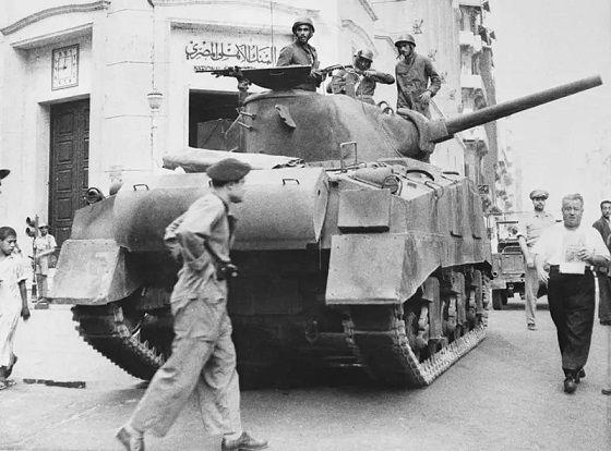 في مصر، هل أطاحت المخابرات المركزية بالملك فاروق في يوليو 1952؟ 2 استولى الضباط الأحرار بقيادة جمال عبد الناصر على السلطة دون مقاومة تذكر