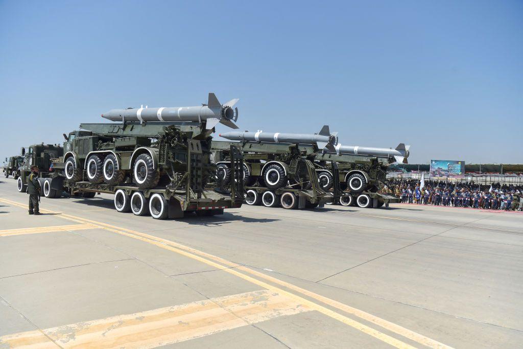 طالبان کی اقتدار میں واپسی کی تیسری سالگرہ کے موقع پر بگرام ایئر بیس پر سوویت دور کے ہتھیاروں کی نمائش