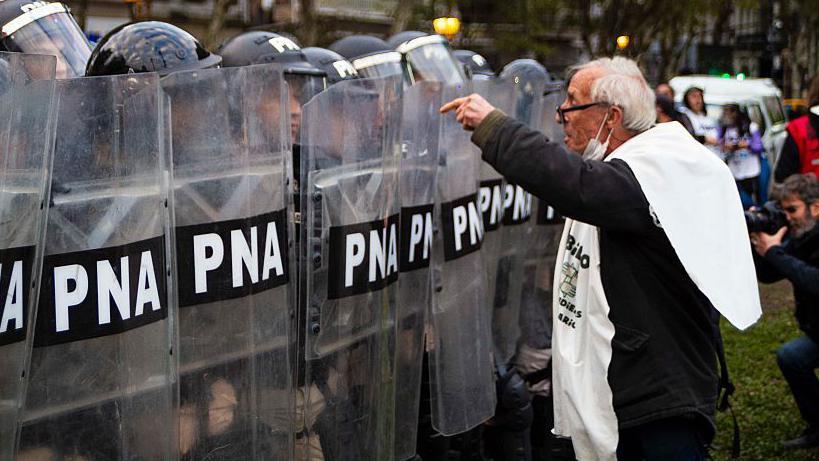 Los jubilados llevan meses protestando contra los recortes.