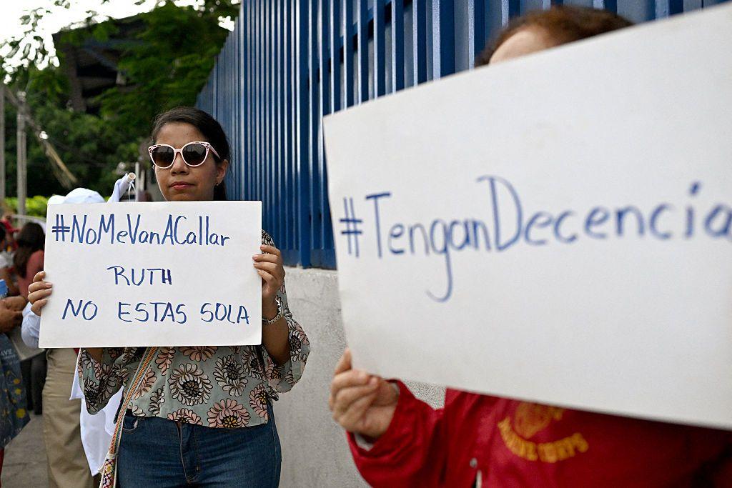 La frase "Tengan decencia" se ha convertido en un emblema de apoyo a Ruth López en El Salvador.