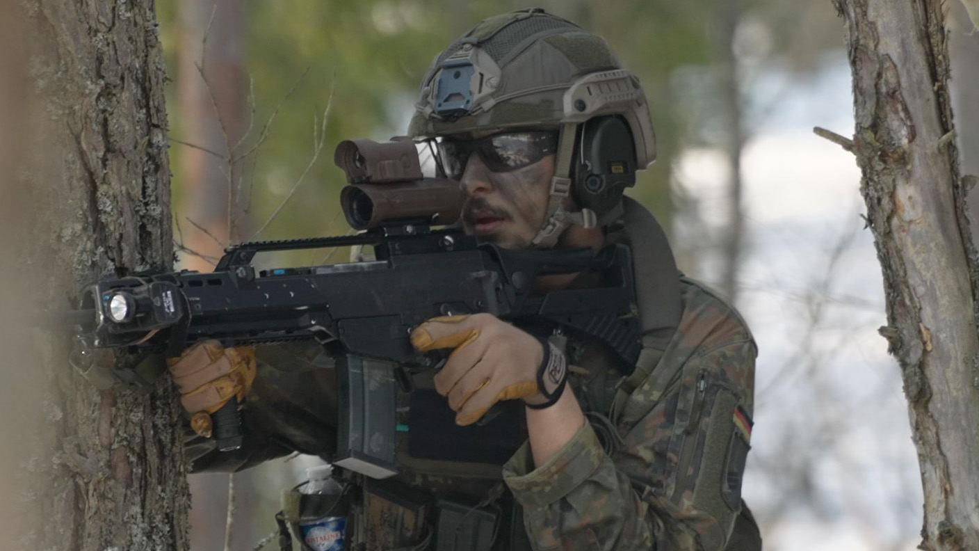 Un soldado con un rifle, en uniforme de camuflaje 