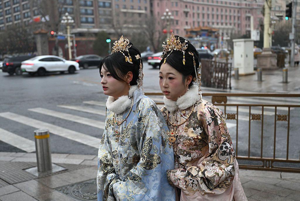兩個女性身著中國傳統服飾出現在北京街頭