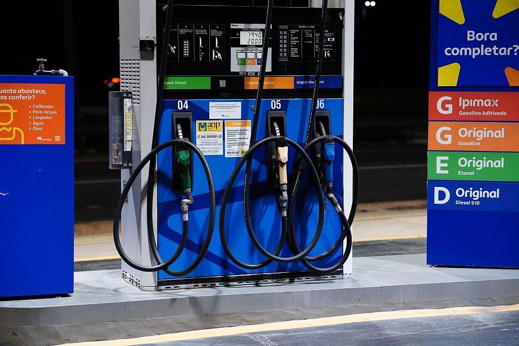 Uma bomba de combust&iacute;vel em um posto de gasolina em S&atilde;o Paulo, Brasil, em 11 de abril de 2026.