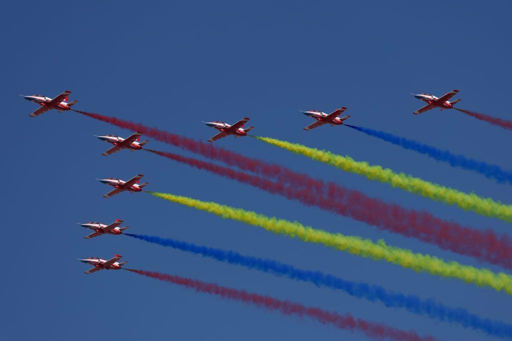 中國飛機巡演，空中是不同顏色的噴氣