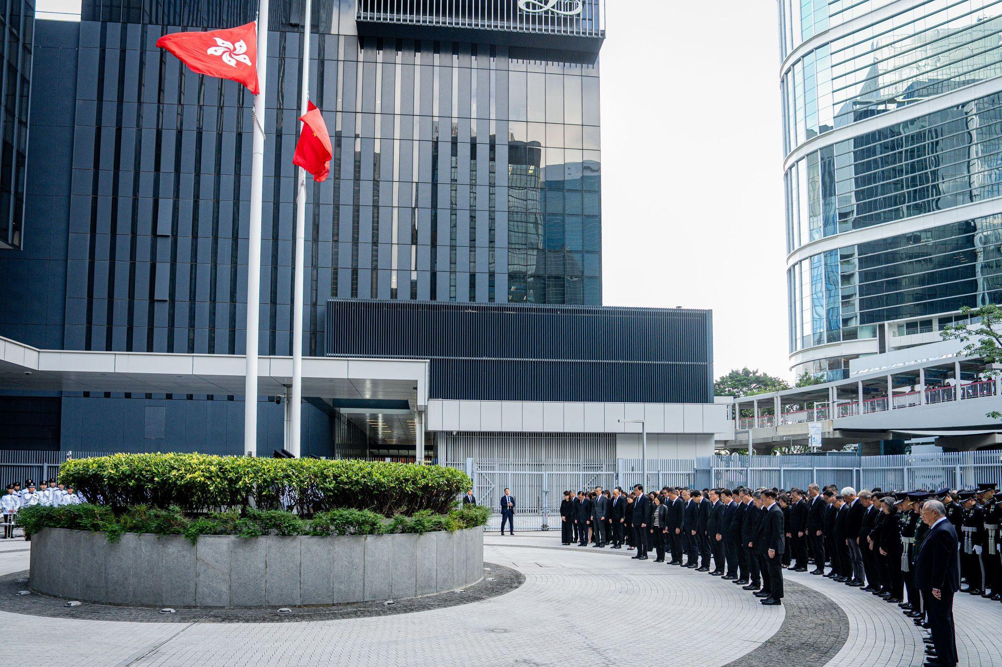 香港特區政府週六早上舉行默哀儀式，悼念大埔宏福苑火災的罹難者