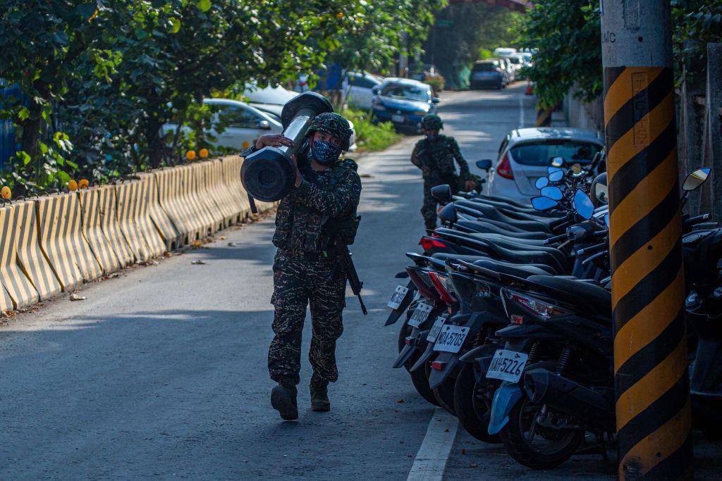 一名軍人在漢光演習期間搬運武器裝備。