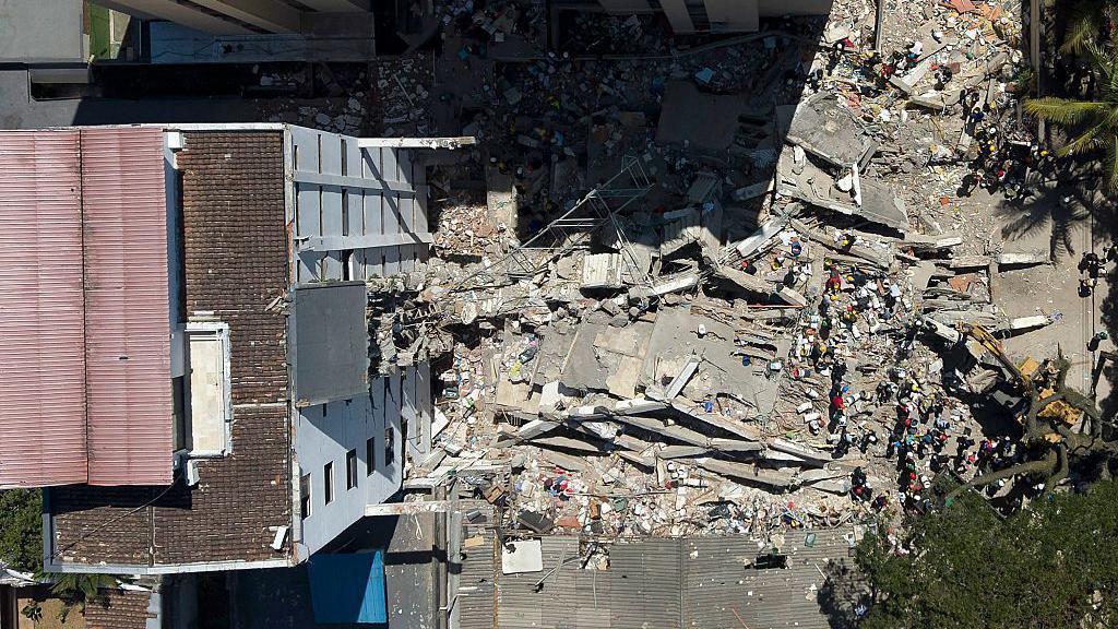 El niño Martín está atrapado bajo los escombros de este edificio.