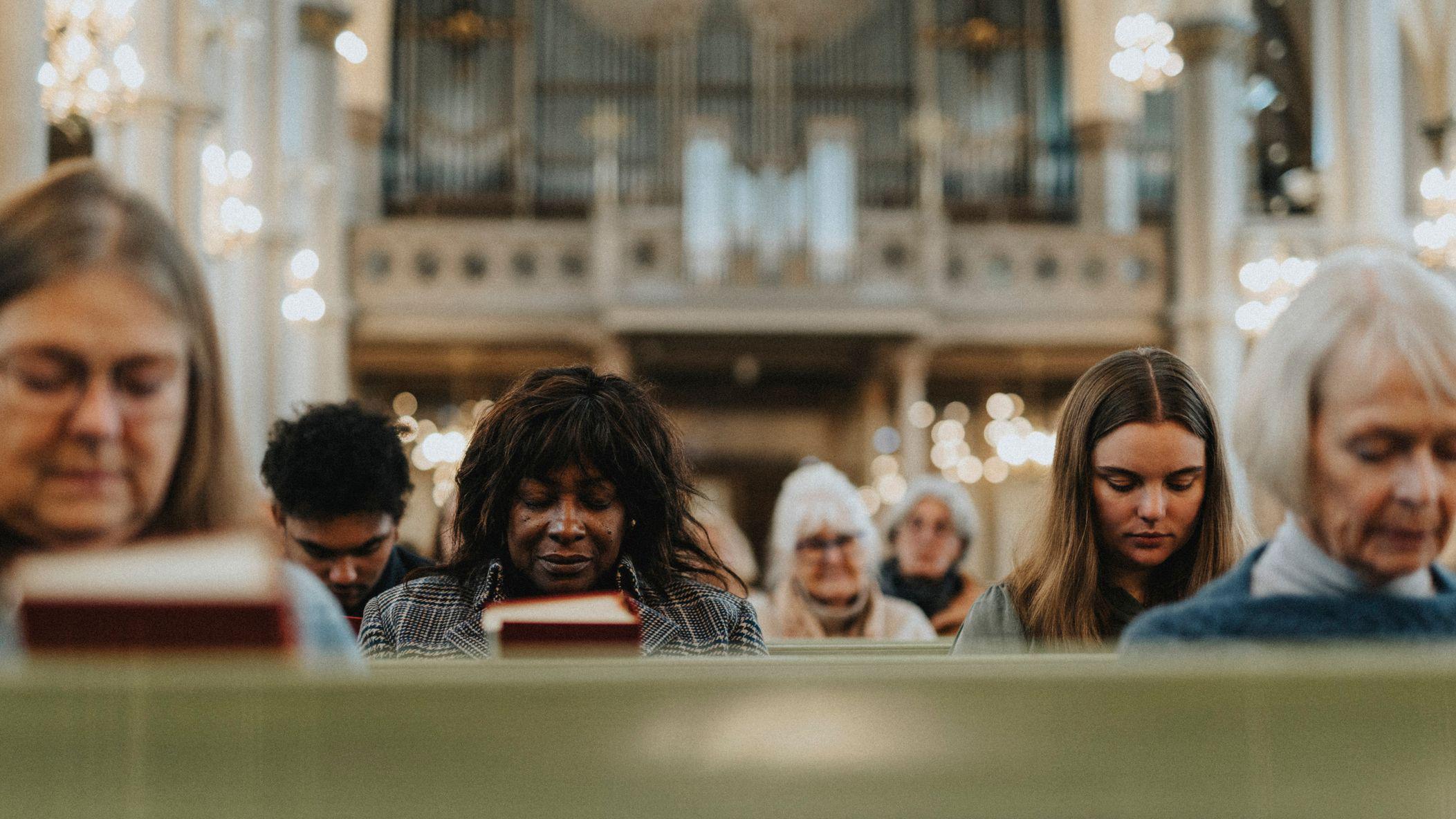 Servicio religioso en una iglesia católica. 