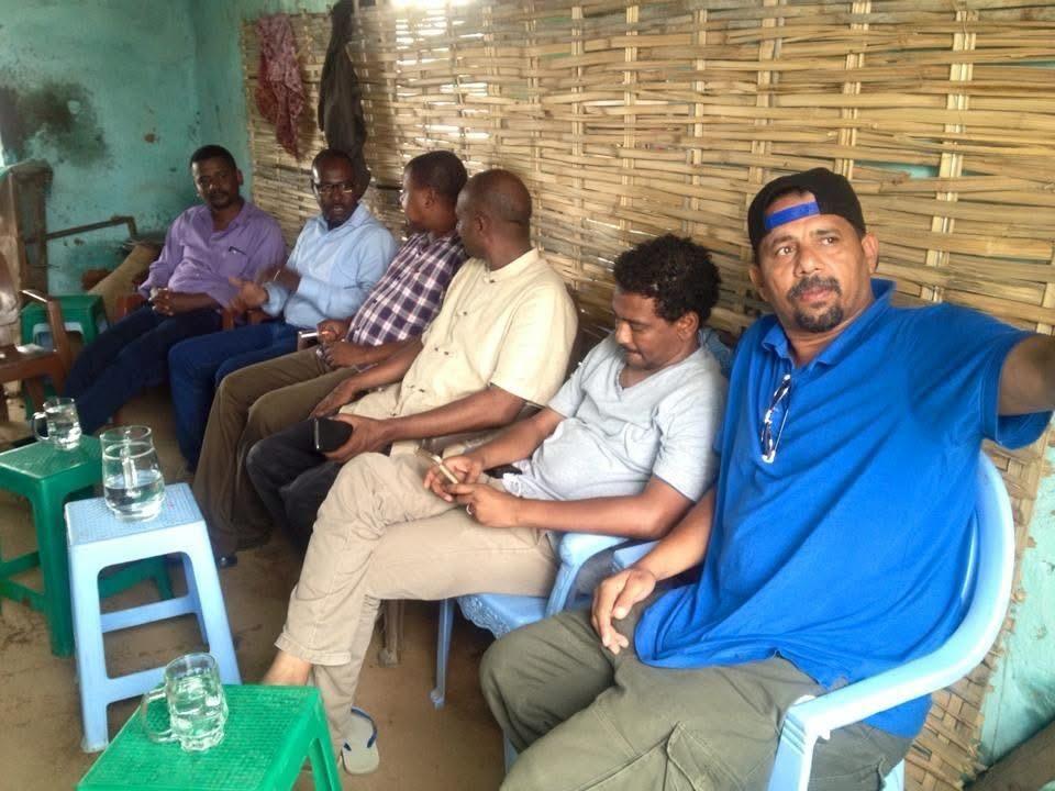 مجموعة من الصحفيين والمراسلين في سوق نيفاشا