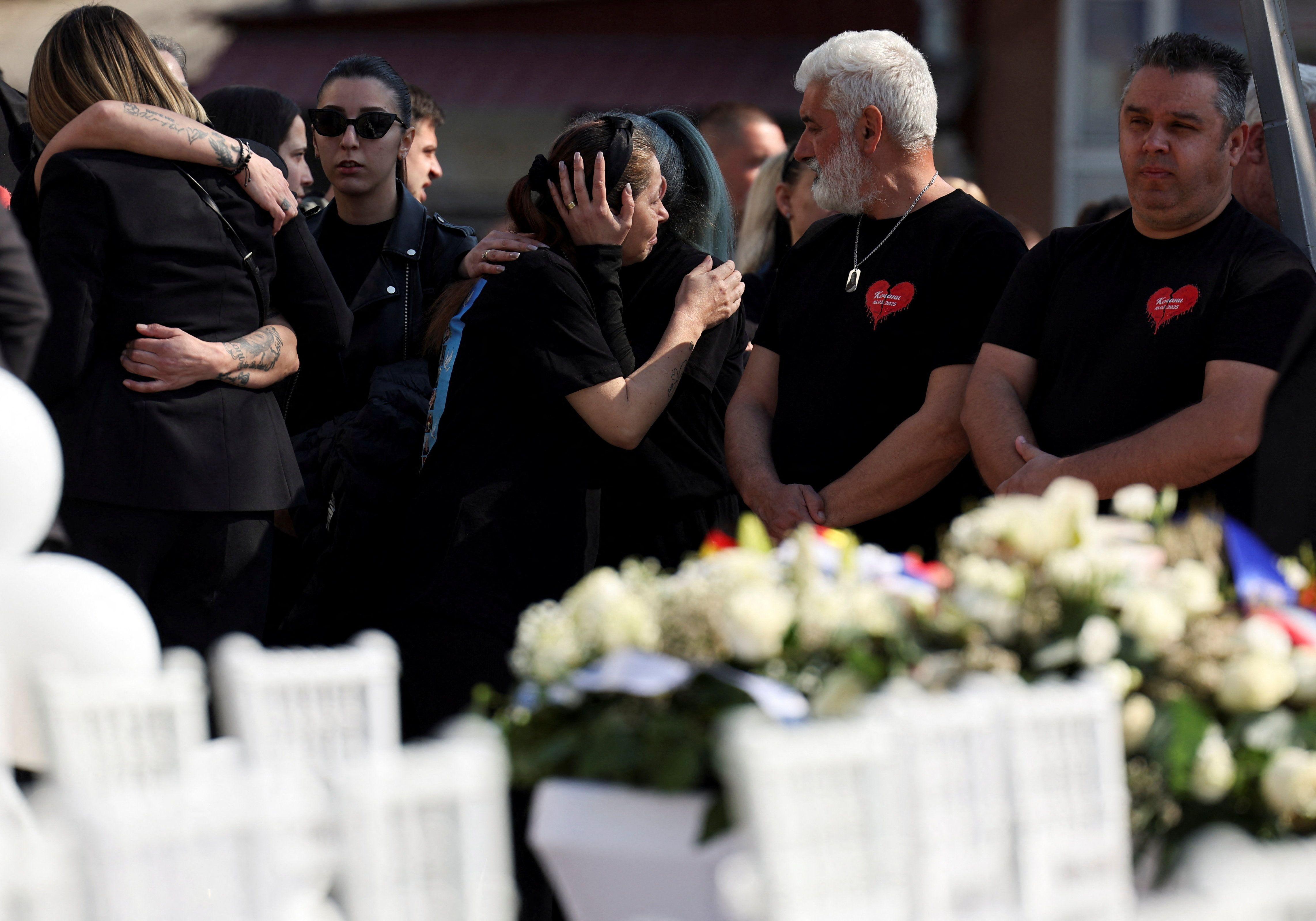 63 bele stolice na svakoj bela ruža i imena žrtava požara u Kočanima, tragedija u kočanima, tragedija u severnoj makedoniji, godišnjica tragedije u severnoj makedoniji