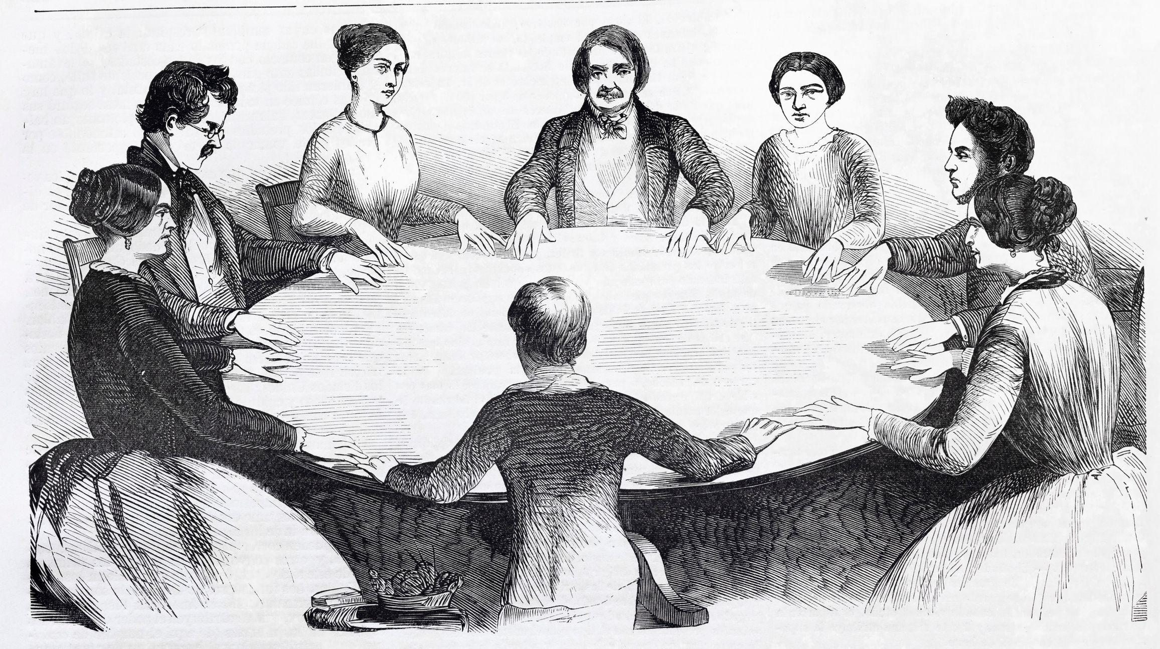 Gravura mostra pessoas diante de mesa, em círculo e com as mãos próximas