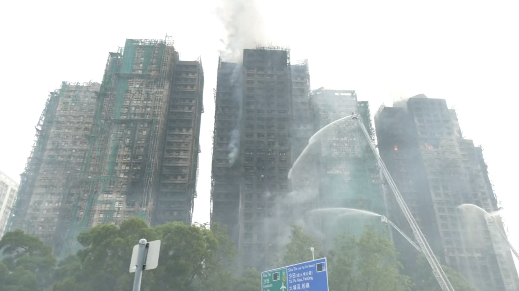 香港大埔宏福苑五級火焚燒十多個小時後，仍未救熄。截至週四清晨6時，火警至今造成44死58傷。