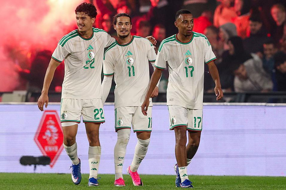 لاعبون من المنتخب الجزائري يحتفلون بعد تسجيل هدف في مباراة ودية مع هولندا. 3 يونيو/ حزيران 2026