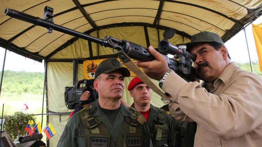 Maduro probando un fusil junto al ministro de la Defensa, Vladimir Padrino López.