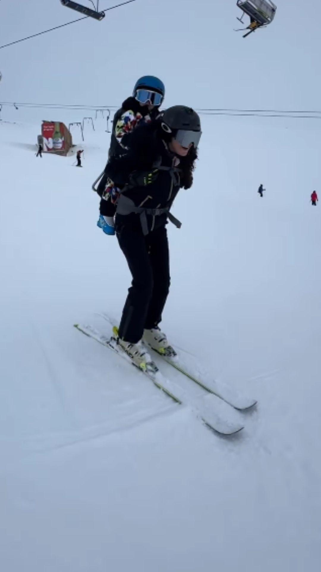 أم لبنانية تتزلج حاملة طفلها 