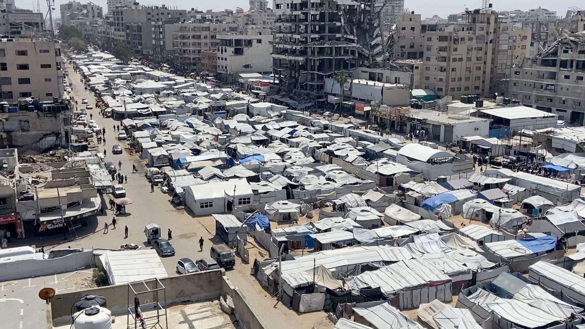 مئات الخيام وسط الركام بمنطقة مكتظة بالسكان مما يزيد من خطر الإصابة بلدغات ولسعات الثعابين والعقارب.