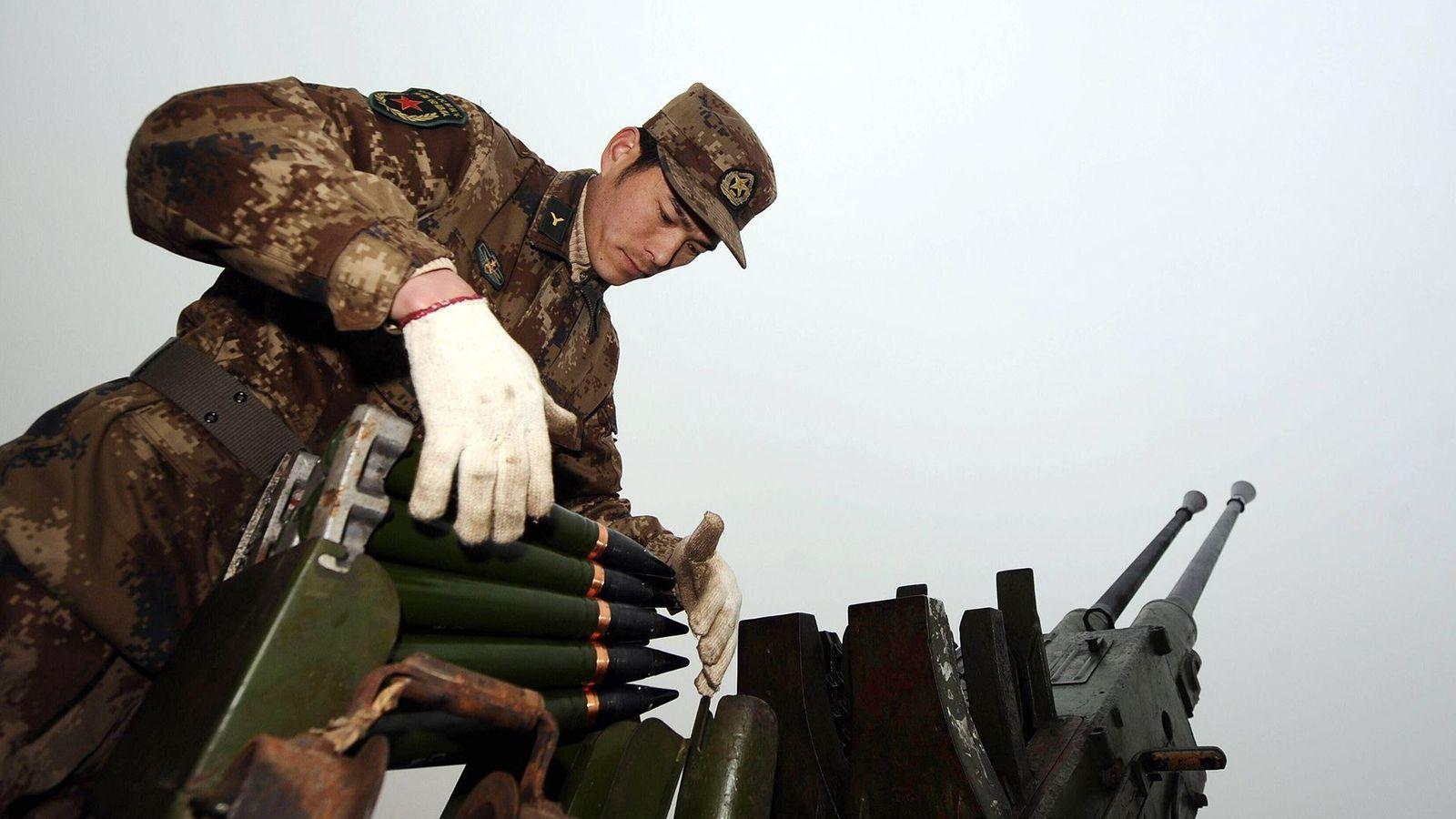 Um soldado carrega proj&eacute;teis usados na semeadura de nuvens durante uma opera&ccedil;&atilde;o para combater a seca em Xigu Township, na Prov&iacute;ncia de Shanxi, no norte da China, em fevereiro de 2011
