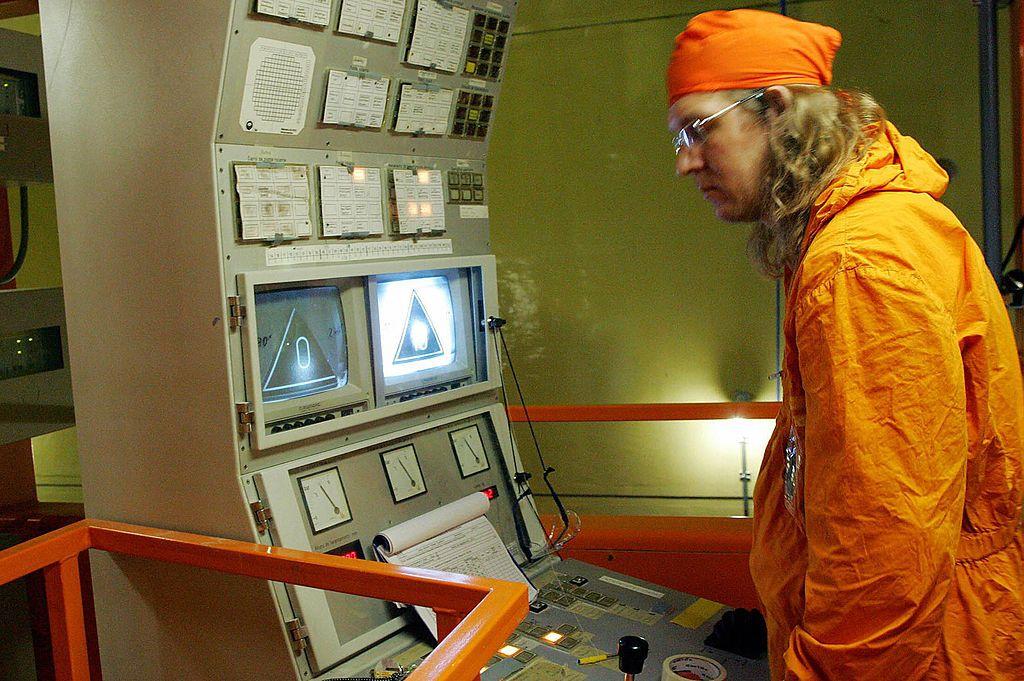 El técnico nuclear alemán Peter Buchthal comprueba el combustible de uranio en los reactores de la planta nuclear Angra II en Angra dos Reis, a 200 kilómetros de Río de Janeiro, Brasil, el 19 de enero de 2006.