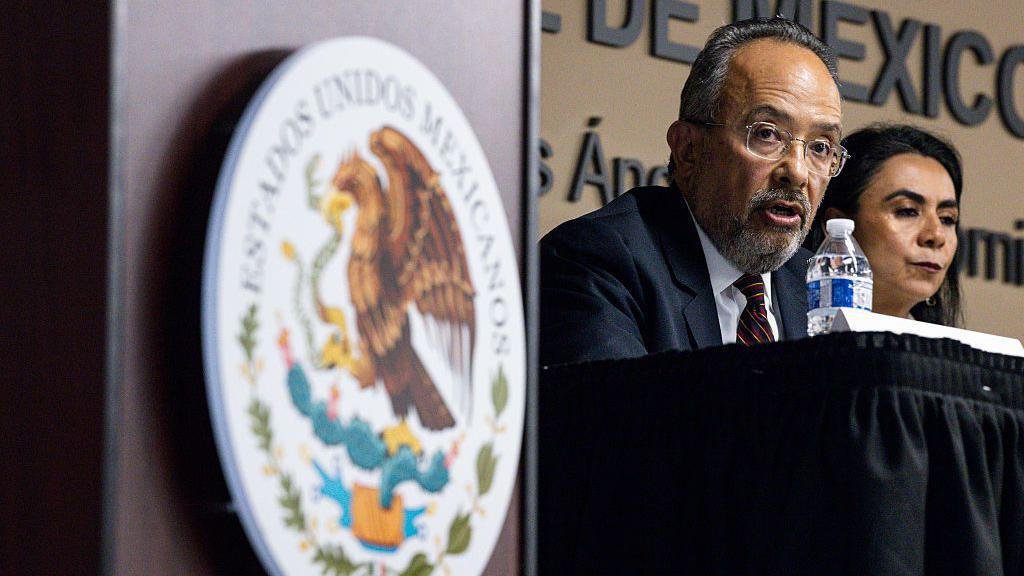 Carlos González Gutiérrez, el cónsul general de México en Los Ángeles, a la izquierda, habla junto a Vanessa Calva Ruiz, la directora general de Protección Consular y Planeación Estratégica, a la derecha, durante una conferencia de prensa solicitando una investigación sobre la reciente muerte de un ciudadano mexicano en el Centro de Procesamiento de ICE de Adelanto en el Consulado General de México en Los Ángeles el lunes 30 de marzo de 2026, en Los Ángeles, CA. (Kayla Bartkowski / Los Angeles Times vía Getty Images)