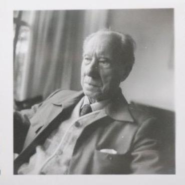 B. Traven en sus últimos años, sentado en un sillón