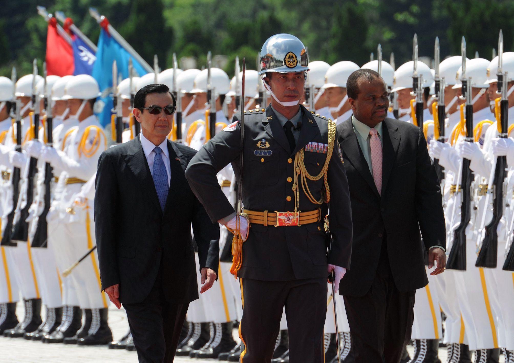 史瓦帝尼與中華民國自1968年建交，圖為2010年7月29日，時任台灣總統馬英九在中正紀念堂歡迎來訪的史瓦帝尼國王。